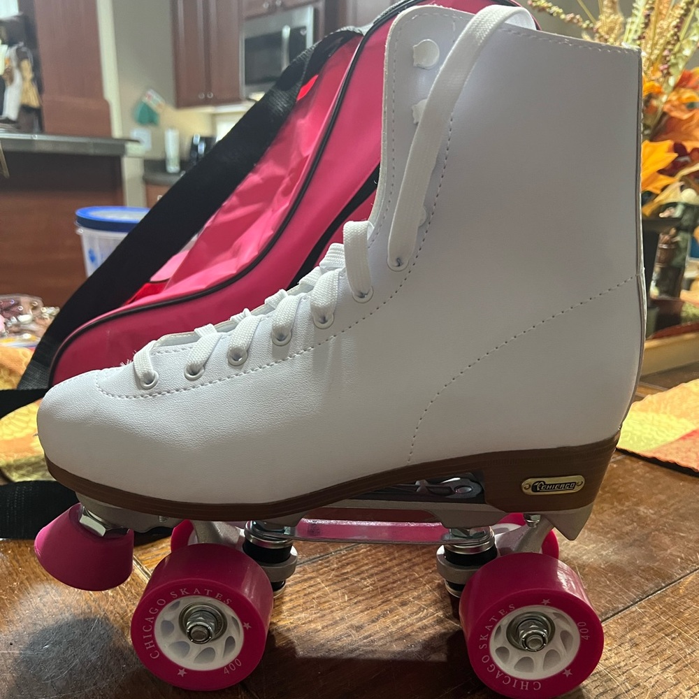 Women’s Size 8 Genuine Chicago Roller Skates 🛼 EXCELLENT condition.